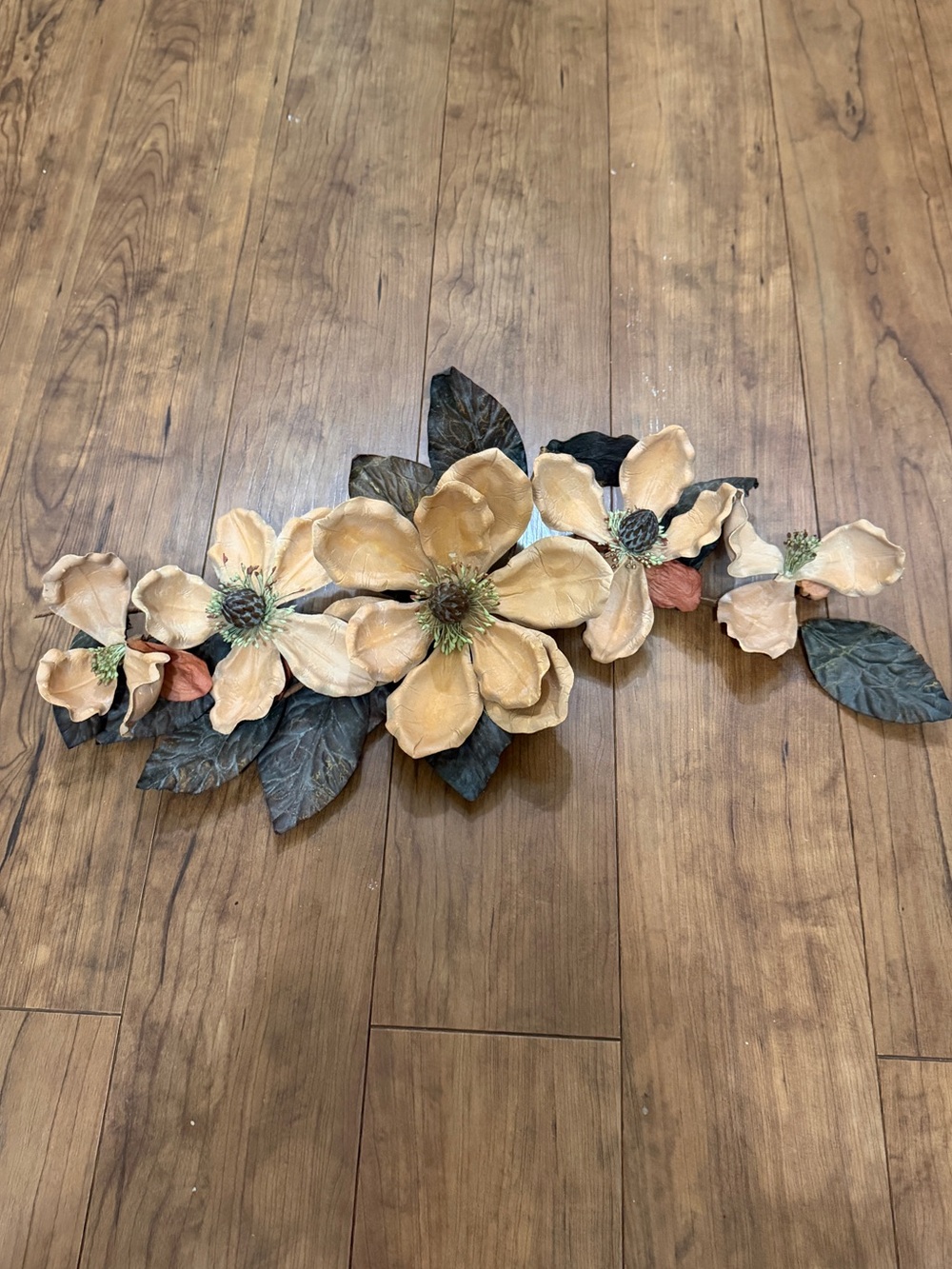 🔥Neutral Beige Floral Wall Accent with Green Leaves